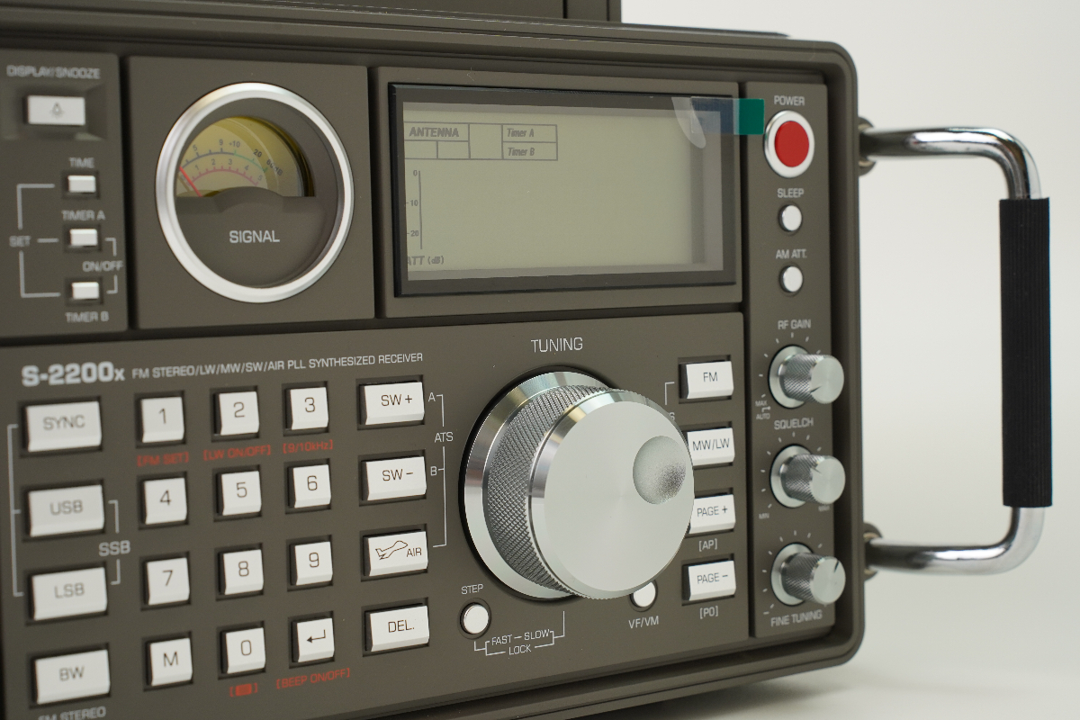 фото всеволнового радиоприемника Tecsun S-2200x со стороны валкодера